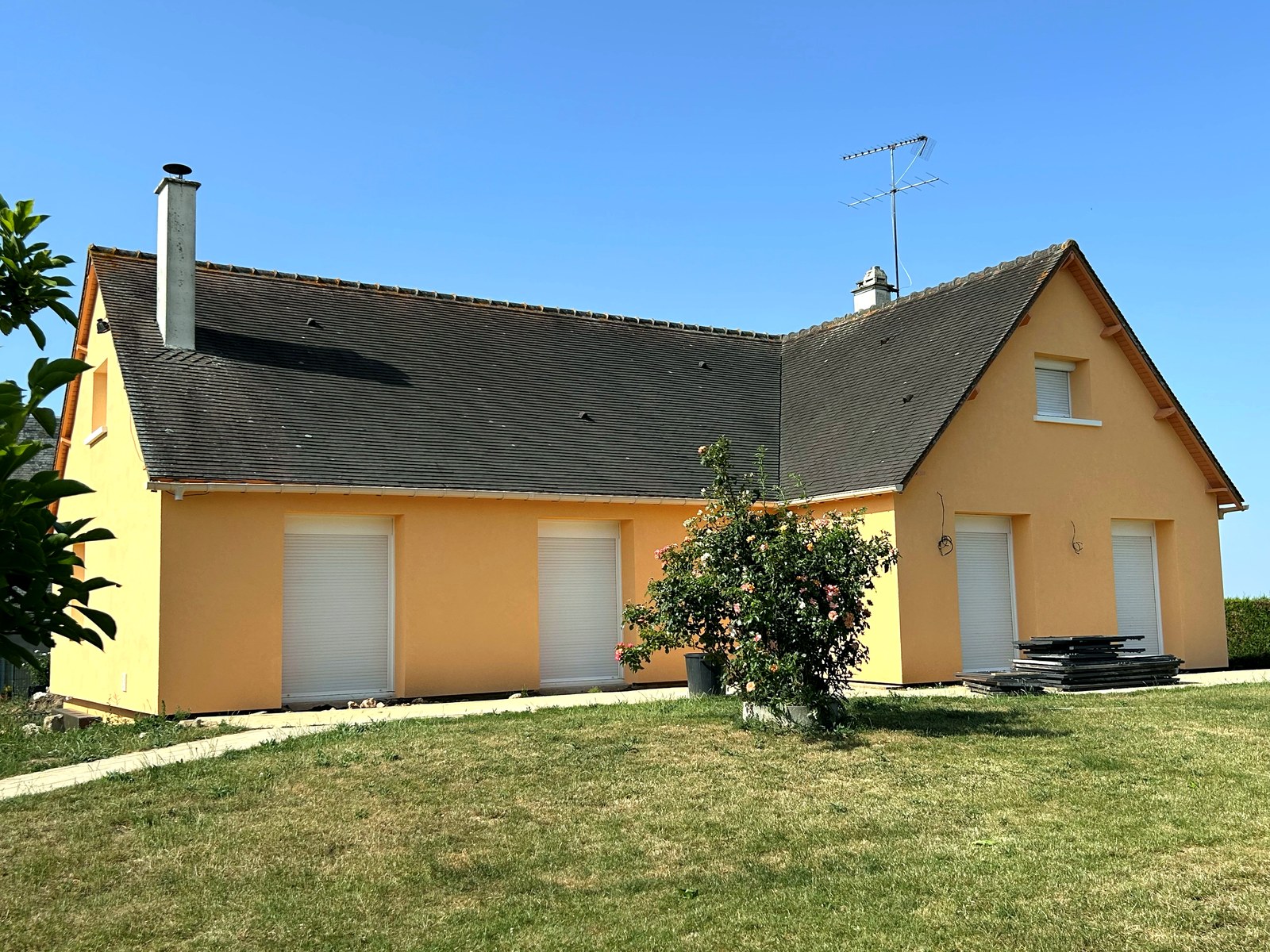 Maison après isolation extérieure à Sassey près d'Évreux Façade d'une maison à Sassey après isolation thermique extérieure réalisée par le Groupe Morin près d'Évreux