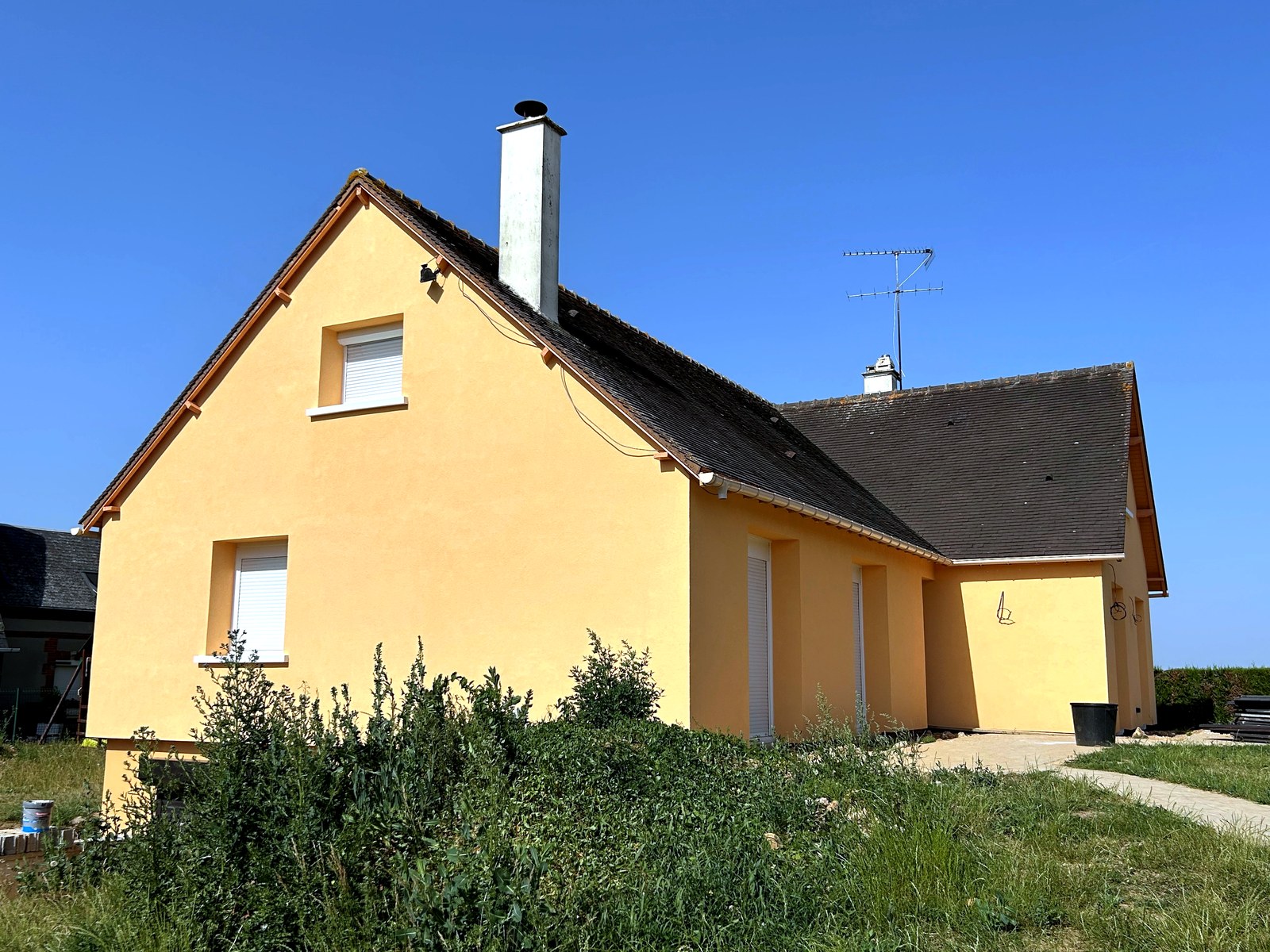 Pignon et façade après isolation extérieure à Évreux Pignon et façade isolés par l'extérieur après travaux ITE à Sassey, agence Évreux du Groupe Morin