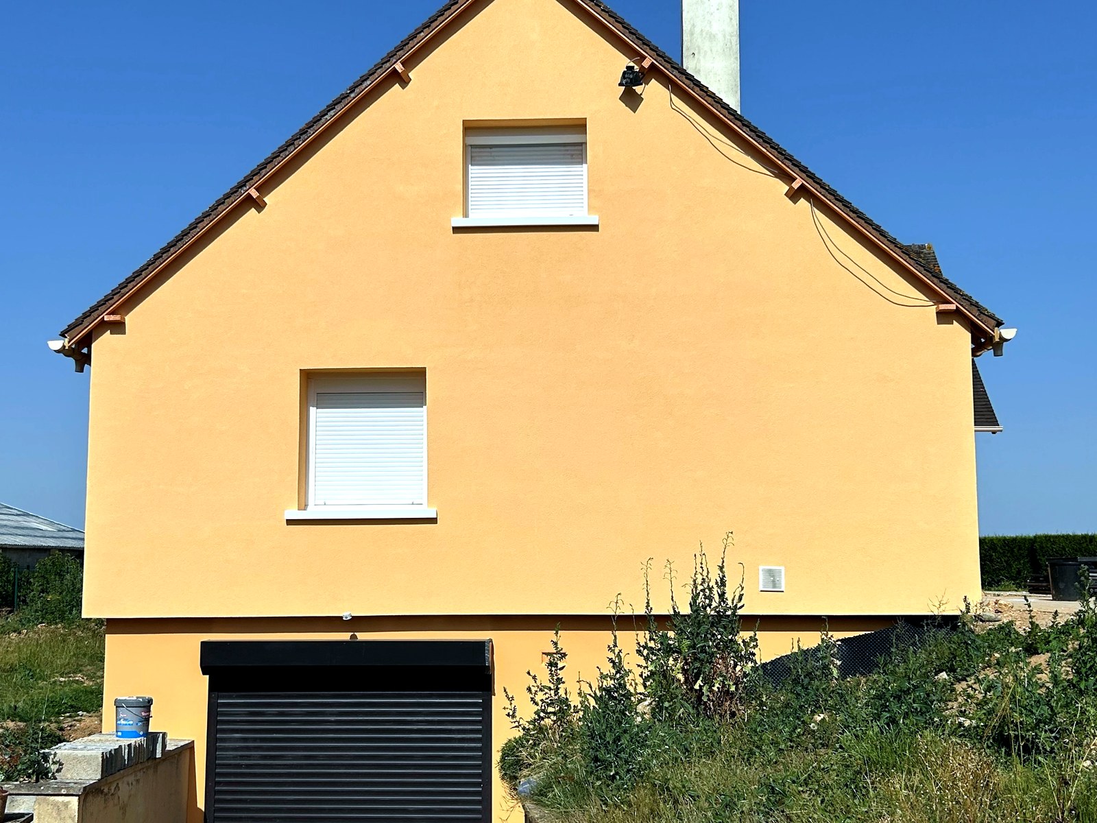 Façade rénovée et isolée par l'extérieur au-dessus du garage après travaux ITE à Sassey, Évreux