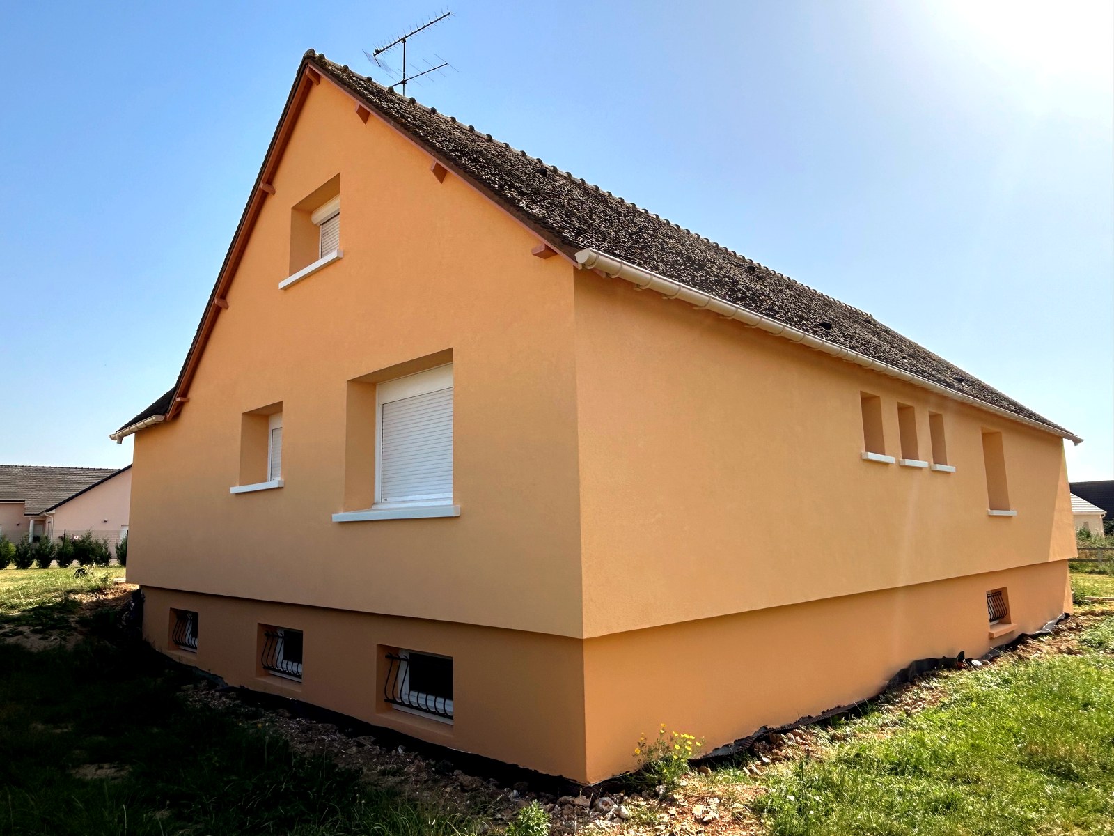Angle de façade et soubassement après ITE Évreux Angle de façade et soubassement isolés et enduits après travaux ITE à Sassey, Évreux