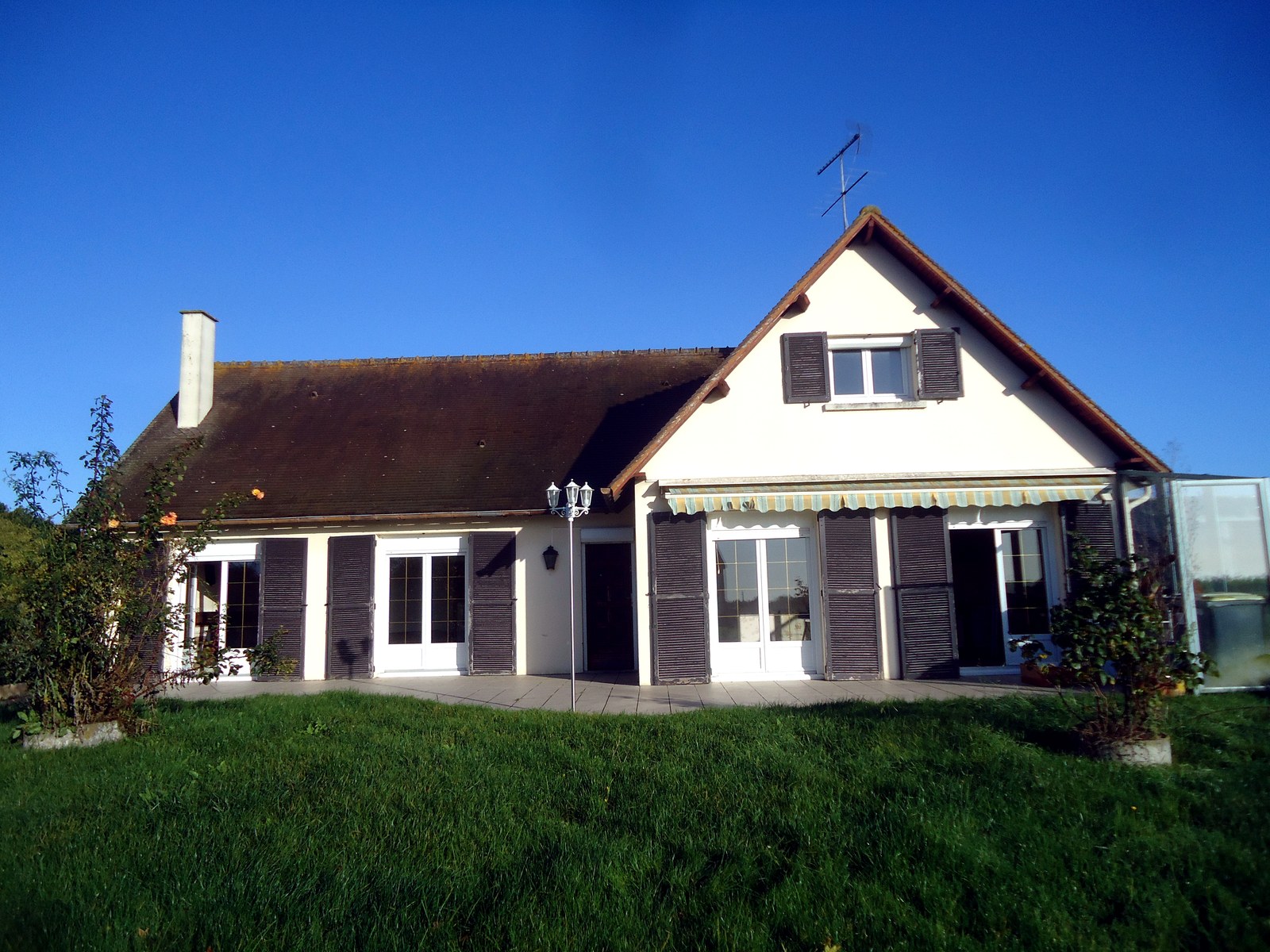 Maison avant isolation extérieure à Sassey près d'Évreux Façade d'une maison à Sassey avant travaux d'isolation extérieure, près d'Évreux