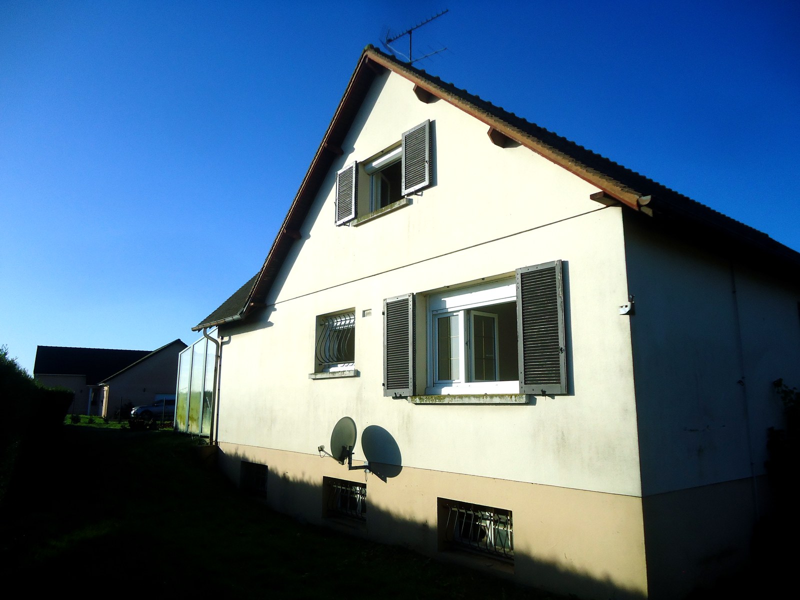 Angle de façade et soubassement avant ITE Évreux Angle de façade et soubassement avant isolation thermique extérieure d'une maison à Sassey, Évreux